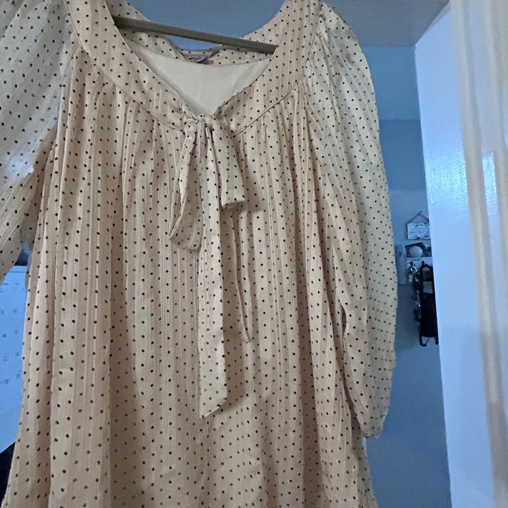 So pretty ..Roz & Ali warm cream color and black dots Blouse! - Picture 2 of 7